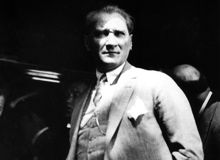 6 Ağustos Salı sabahı Mustafa Kemal, Haydarpaşa Garı’nda kendisini karşılayan İstanbulluları izliyor.